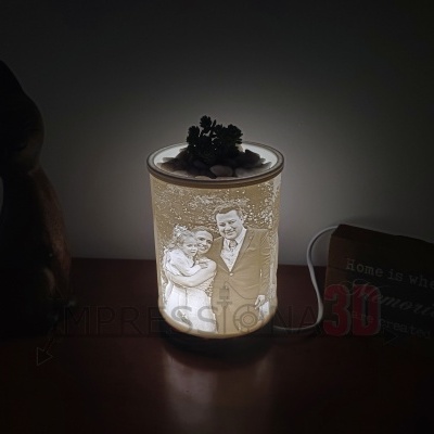 Lanterna decorativa iluminada com imagem de casal e bebé