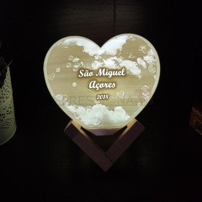 Abajur coração com texto 'São Miguel Açores 2018' e base de madeira