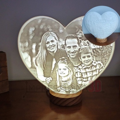 Abajur de coração com foto de família e base em madeira