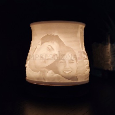 Lâmpada em porcelana branca com imagem esculpida e texto IMRESSION