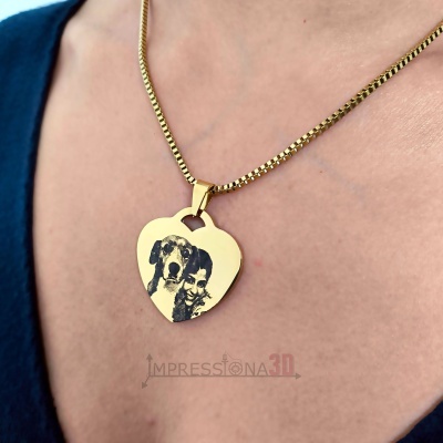 Colar dourado com pendente de coração e foto gravada de cachorro e pessoa