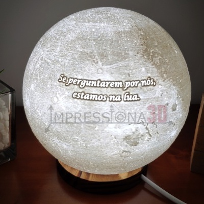 Lâmpada decorativa em forma de lua iluminada com texto em português