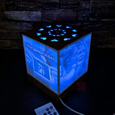 Cubo&#x20;com&#x20;luz&#x20;colorida&#x20;e&#x20;coluna&#x20;Bluetooth