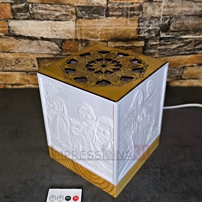 Cubo&#x20;com&#x20;luz&#x20;colorida&#x20;e&#x20;coluna&#x20;Bluetooth