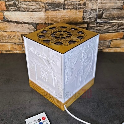 Cubo&#x20;com&#x20;luz&#x20;colorida&#x20;e&#x20;coluna&#x20;Bluetooth