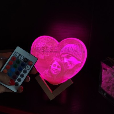 Luminária em acrílico rosa com forma de coração, casal gravado e controlo remoto