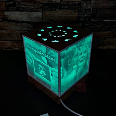 Cubo&#x20;com&#x20;luz&#x20;colorida&#x20;e&#x20;coluna&#x20;Bluetooth