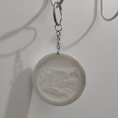 Chaveiro redondo branco com relevo de gato