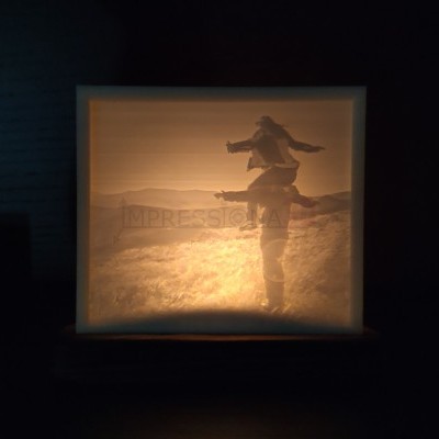 Luz de ambiente quadrada com imagem iluminada de duas pessoas no campo em tons sépia