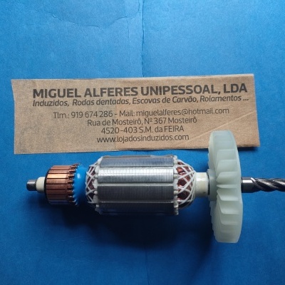 Rotor metálico com engrenagem plástica branca e papel pardo com texto impresso