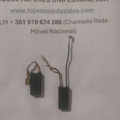 Dois escovas de carvão para motor elétrico com fios de cobre e terminais metálicos sobre papel com texto