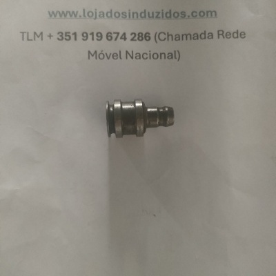 Conector metálico com anel de borracha sobre papel com texto comercial.