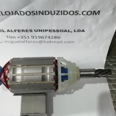 Rotor elétrico em metal e plástico com fundo de papel branco com texto