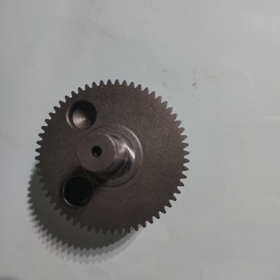 Engrenagem metálica circular com dentes e dois orifícios