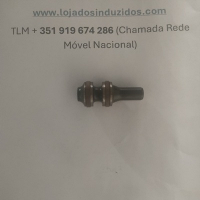 Peça metálica pequena sobre papel com texto de contacto de empresa