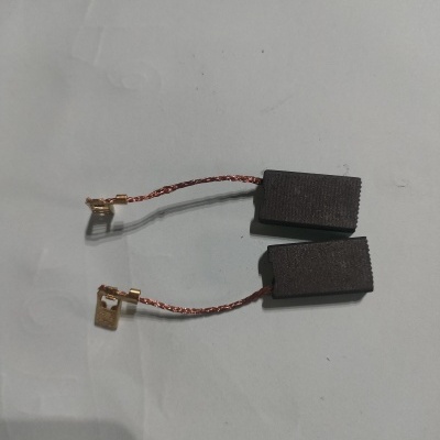Dois carbon brushes retangulares pretos com fios metálicos e terminais de metal