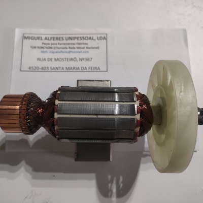 Rotor elétrico com enrolamento de cobre e peça plástica, junto a papel com texto da empresa.