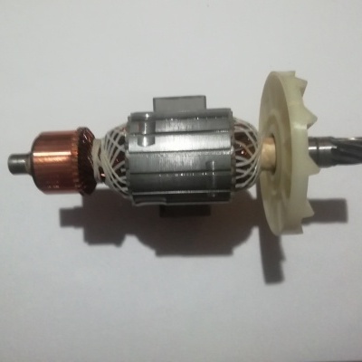 Rotor elétrico com núcleo metálico, enrolamentos em cobre e ventilador plástico branco