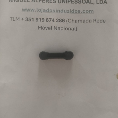 Pequena peça preta sobre papel branco com texto de contacto