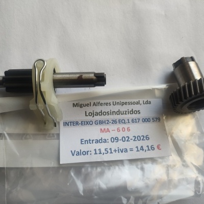 Peças metálicas de engrenagem e eixo com etiqueta de preço e informação inseridas em saco plástico.