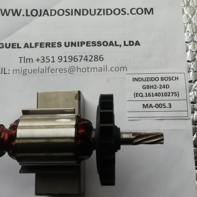 Peça metálica rotativa sobre papel com texto e superfície metálica prateada texturizada