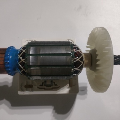 Componente elétrico com enrolamento metálico e ventilador branco sobre fundo branco