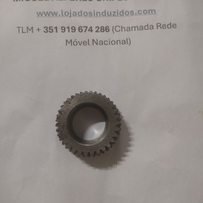 Engrenagem metálica sobre papel branco com texto impresso