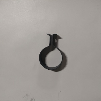 Suporte de parede circular preto em parede branca