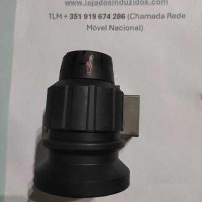 Peça preta plástica com números vermelhos sobre papel com texto de contato da empresa