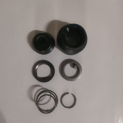 Peças mecânicas de plástico e metal sobre fundo branco
