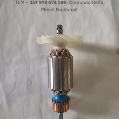 Peça mecânica metálica e plástica sobre papel com texto impresso