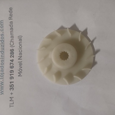 Peça plástica branca redonda com dentes sobre papel com texto em português.