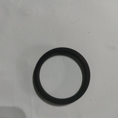 Anel circular preto sobre superfície branca