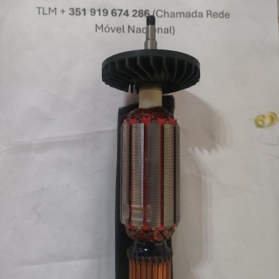 Rotor de motor elétrico sobre papel com texto de contacto