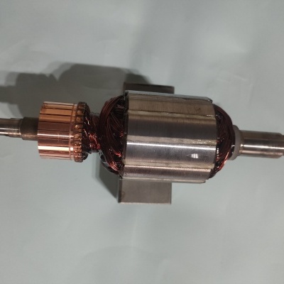Rotor de motor elétrico com enrolamento de cobre sobre superfície branca