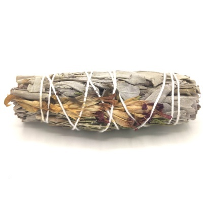 Maço de ervas secas amarradas com fios brancos