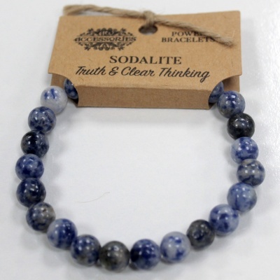 Pulseira de contas em sodalite azul com etiqueta castanha no fundo branco