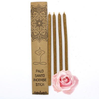 Quatro paus de incenso castanhos claros e caixa decorativa com texto PALO SANTO INCENSE STICK e rosa cor-de-rosa