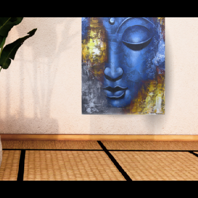 Quadro decorativo azul pendurado numa parede creme junto a planta em vaso branco e tapete de fibras naturais no chão