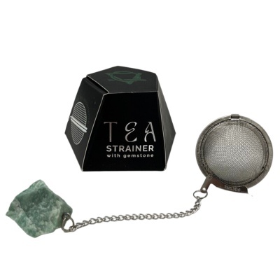 Infusor de chá em metal com pedra verde e embalagem preta com texto