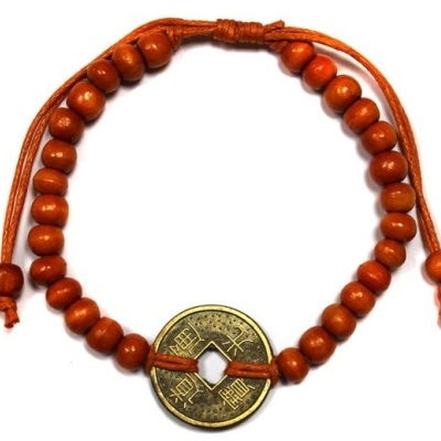Pulseira de contas de madeira castanha com moeda chinesa dourada no meio