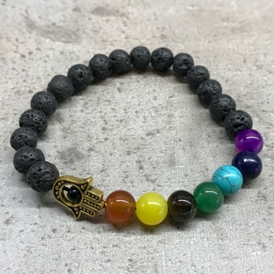 Pulseira de contas multicoloridas e pedra vulcânica com pendente em forma de mão dourada