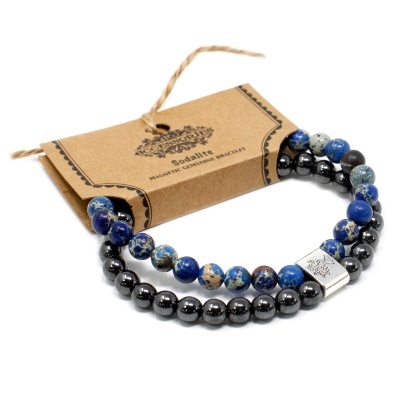 Pulseira dupla de contas sodalite azul e hematite preta com fecho de metal e etiqueta de papel.