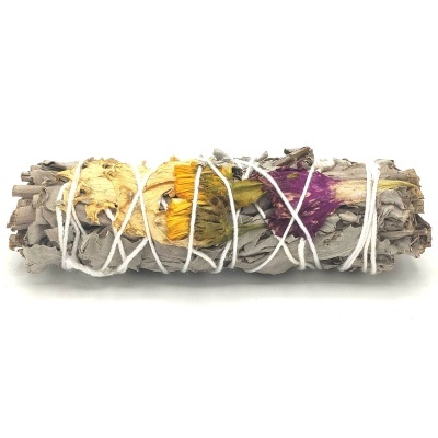 Pau com sálvia branca e flores secas coloridas amarrado com cordão branco