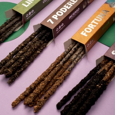 Caixas abertas de incenso artesanal colorido com rótulos variados e varetas ásperas