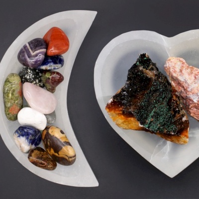Pratos de pedra em forma de lua e coração com pedras coloridas