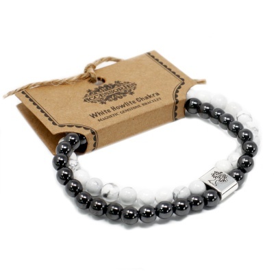 Pulseira dupla de howlite branca e hematite negra com fecho metálico e etiqueta de cartão