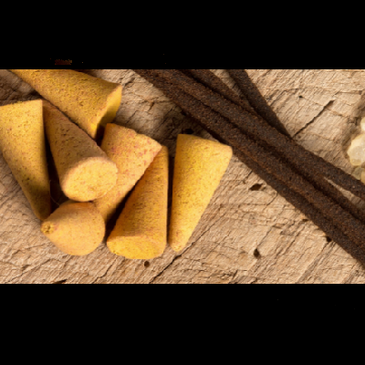 Cones amarelos e palitos castanhos sobre madeira rústica