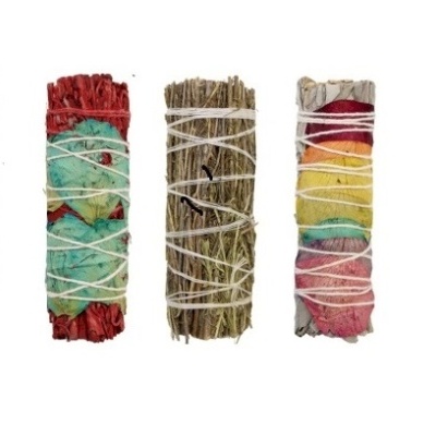 Três molhos de ervas secas coloridas amarrados