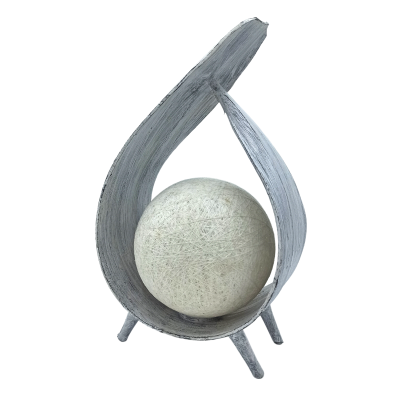 Escultura decorativa em metal branco com esfera branca no centro